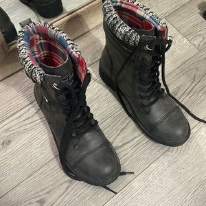 size 6.5 Rocket Dog boots
